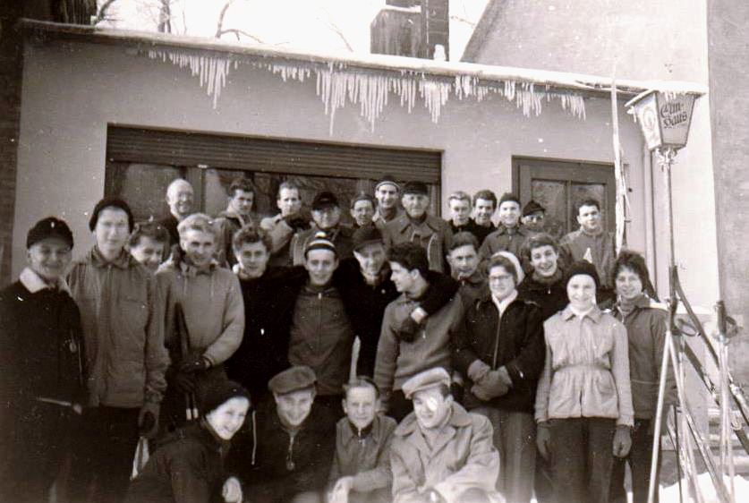 1955 MTV Skigruppe vor dem Elmhaus